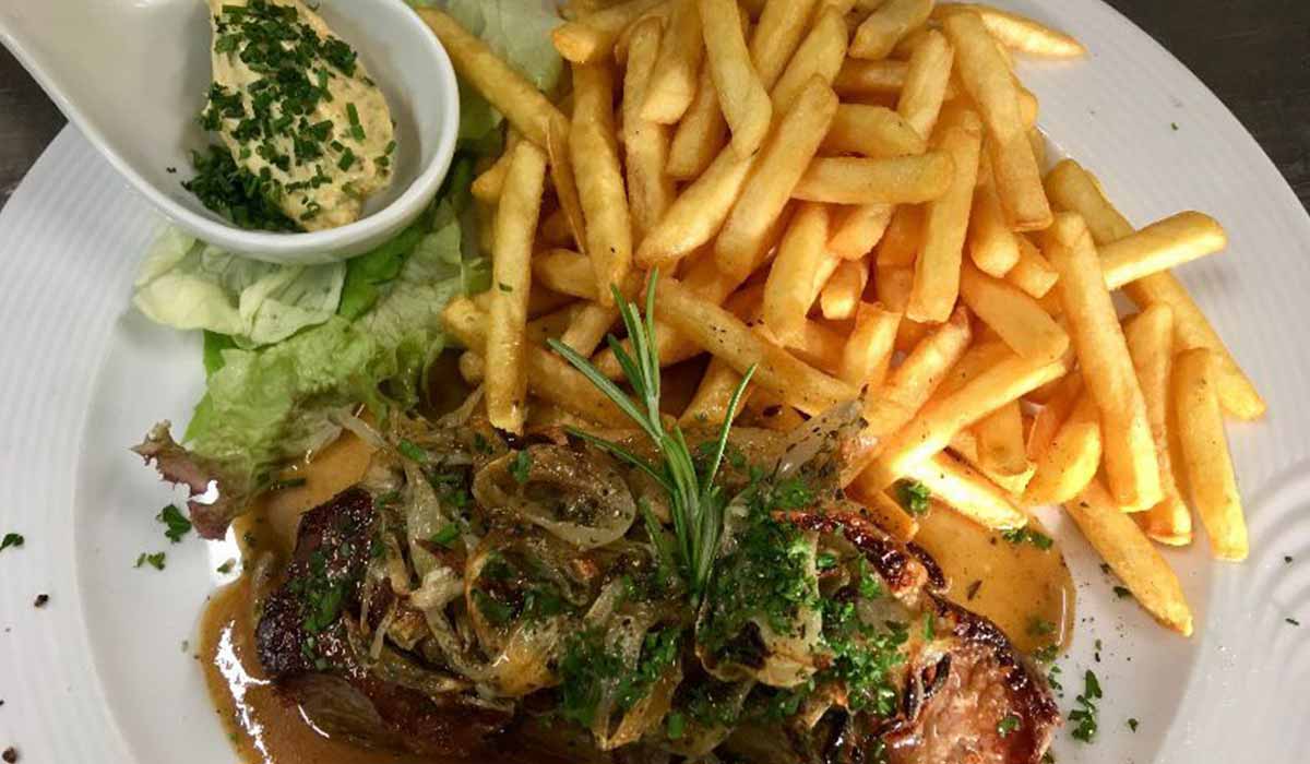 Pommes mit Steak